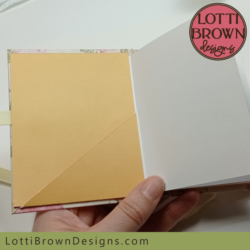 Accordion book with pockets for your inserts